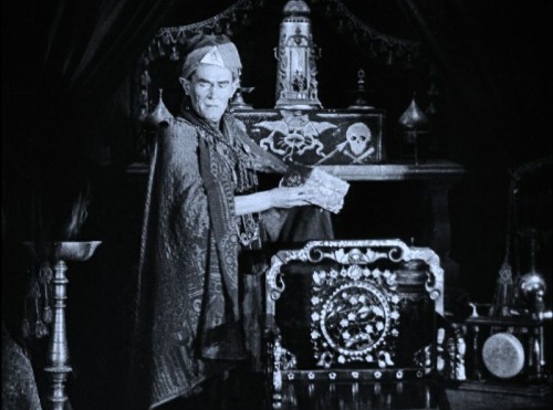 Shot from one of the Occult scenes from The Mysteries of Myra (1915)