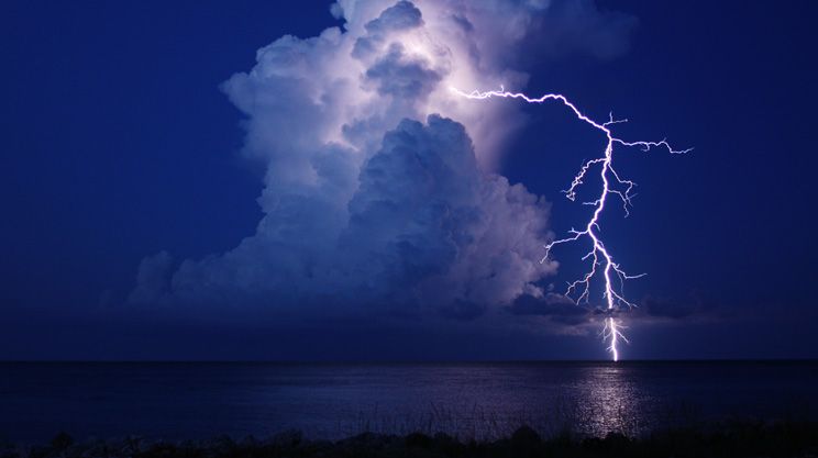 cloud-ground-lightning13_20849_990x742