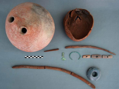 Artifacts found in one of the graves. [Photo: Archives of the Tambo Project of the University of Wrocław]