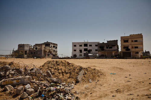 "Damaged housing gaza strip april 2009" by Marius Arnesen - Flickr/CC lic./Wikimedia