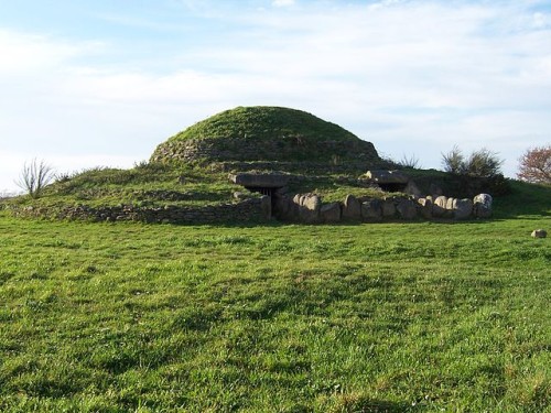 Burial Mound "Tumulus Dissignac2" [Credit: Aeleftherios at fr.wikipedia Lic CC]