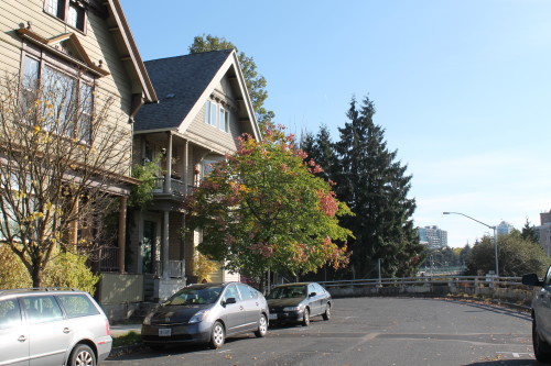 Older houses on an awkward dead-end street overlooking I-405 [Photo Credit: A. Valkyrie]