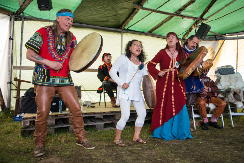 Will Rubach, Heidi Kim and Eva and Peter Armstrand perform at closing ceremony. Festival leader, Ronald Kvernmo watches from the stage.