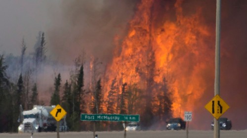 Wildfire blazing along Highway 63 (Jonathan Hayward / THE CANADIAN PRESS)