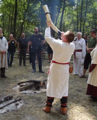 Tomasz Rogalinski calls Rodzimowiercy to ritual. [Photo credit: Laszka]