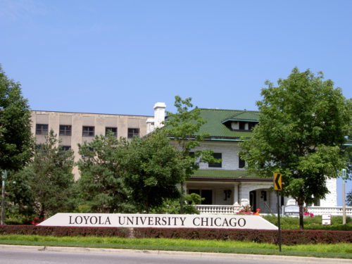 Loyola_University_Chicago_sign_on_Sheridan_Ave