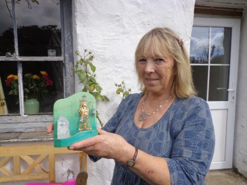 Jacqui Wood with "Mia" figurine (photo by Dodie Graham McKay)