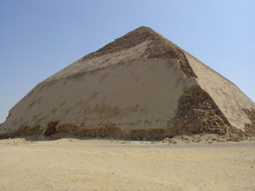 Egypt reopens the “Bent” pyramid to the public